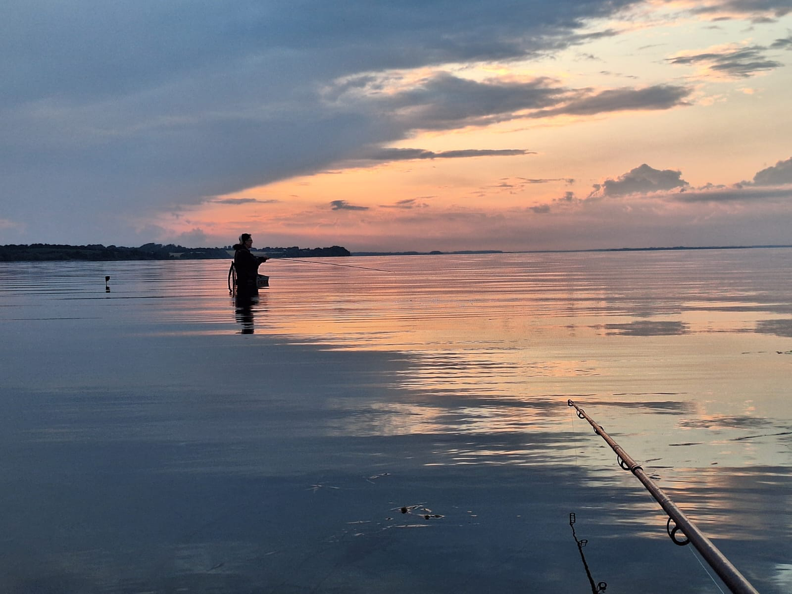Angler beim Fliegenfischen im Abendlicht